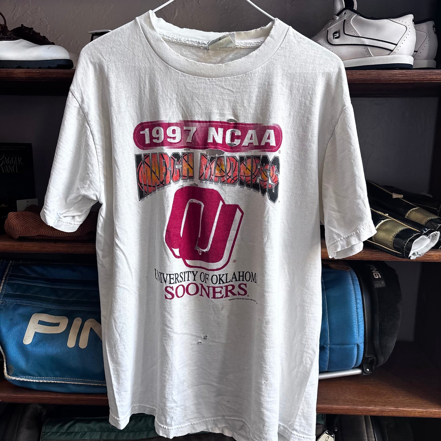 Vintage OU Sooners march madness 1997 t shirt distressed