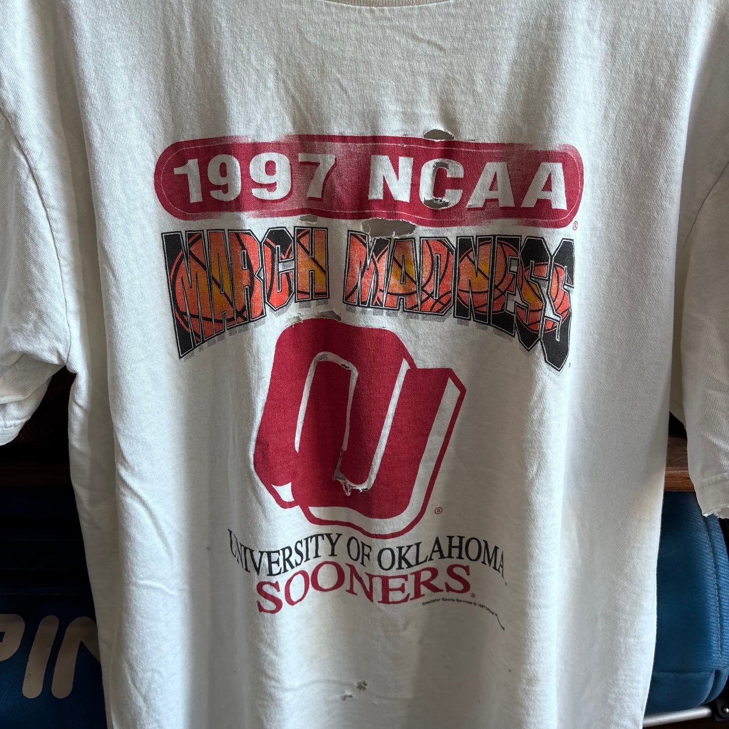 Vintage OU Sooners march madness 1997 t shirt distressed